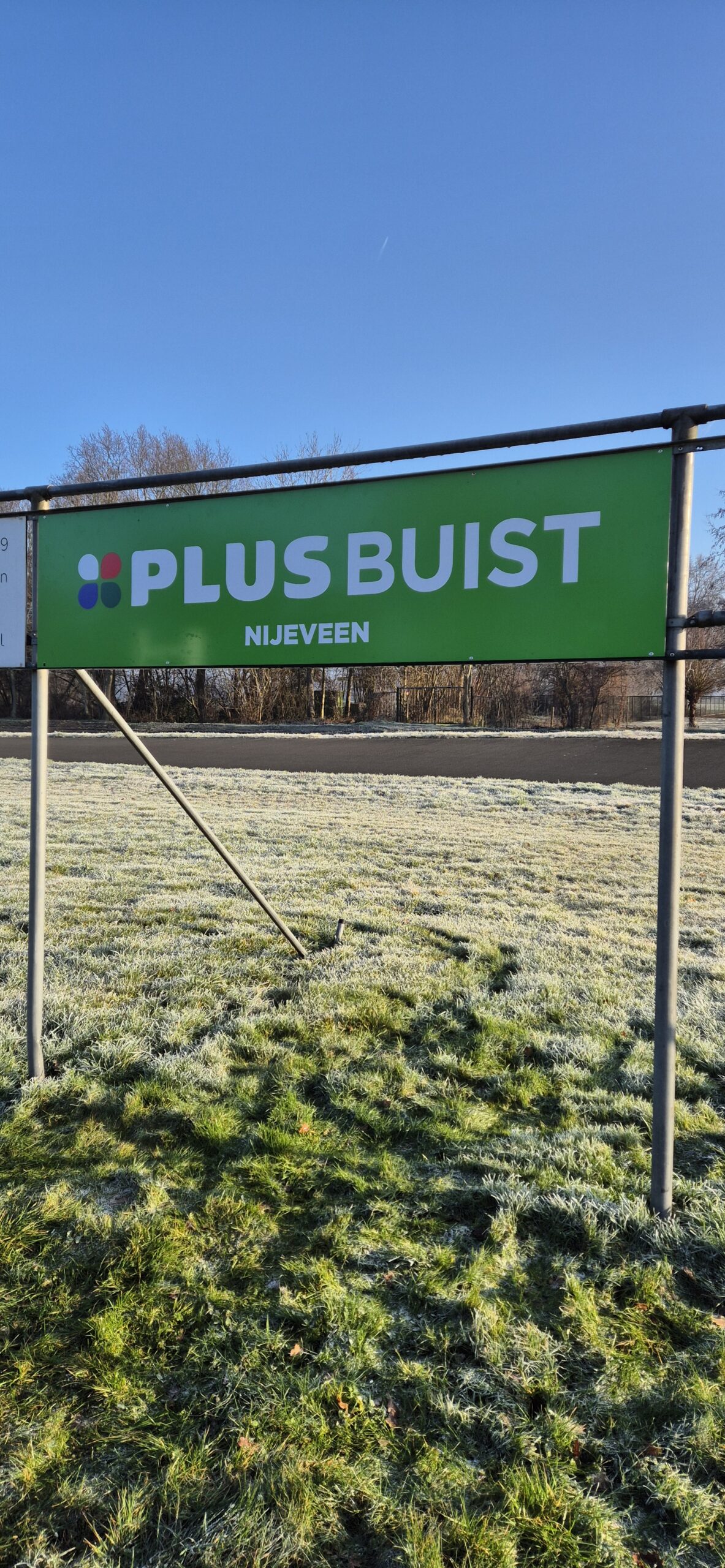 Nieuw Sponsorbord van Plus Buist Nijeveen